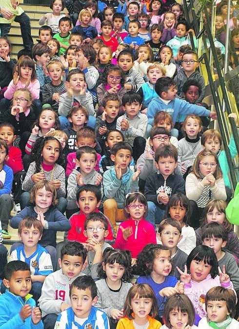 Karmelo Etxegarai. Txikienak kantuan eta jolasean aritu ziren. 