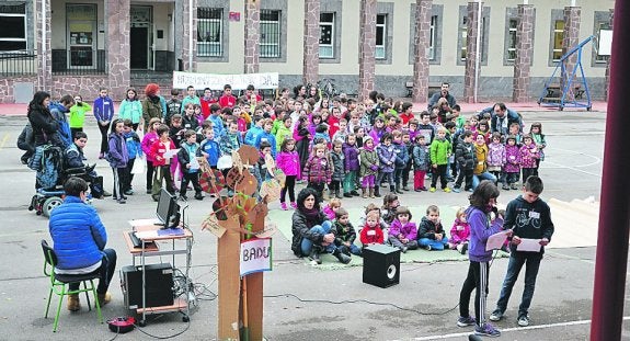 Berastegi. Euskara, zaindu, maitatu, erabili... Euskaraz bizi, jolastu, gozatu... bezalako aldarriak entzun ziren eskolako haurren ahotik. Abesti sorta eskeini ondoren, merienda izan zen denentzat eta txikienek hainbat jolasekin amaitu zuten arratsaldea. 