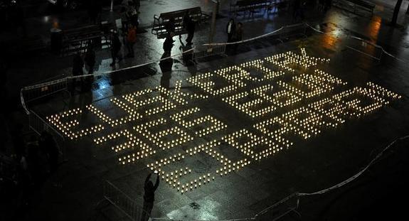 Argia. Kandelak, linternak eta abar erabili zituzten ume eta helduek Euskararen Eguneko kalejiran parte hartzeko. 