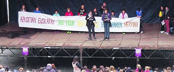 Azkoitiko Euskara Mahaiak prestaturiko egitarau bateratua egin zuten herriko Ikastetxeak atzo goizean enparantzan. 