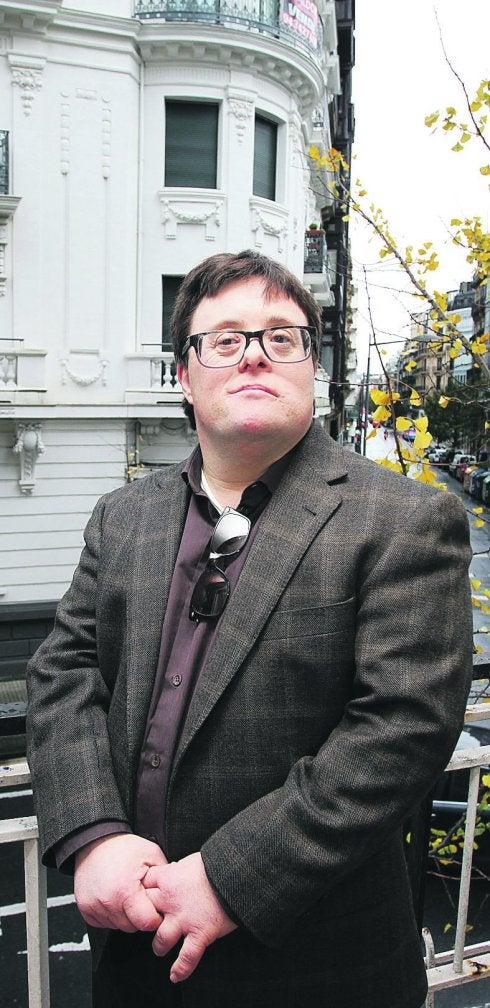 Pablo Pineda posa en un balcón del centro de Donostia.