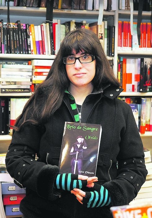 Escritora. Aixa Vizuete posa con un ejemplar de 'Olvido'. 