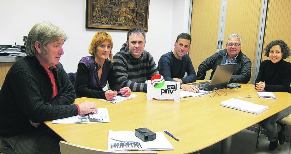 Los miembros del PNV, en el Ayuntamiento durante el balance realizado. 