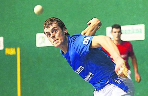 Unai Laso golpea de derecha. 