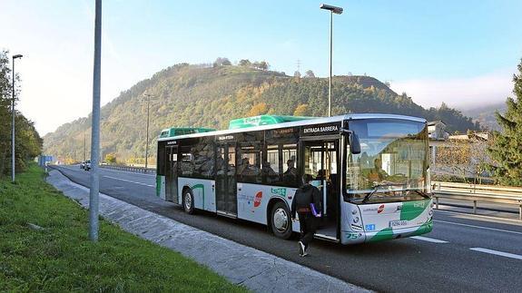 Un autobús de Lurraldebus coge viajeros en una parada. 