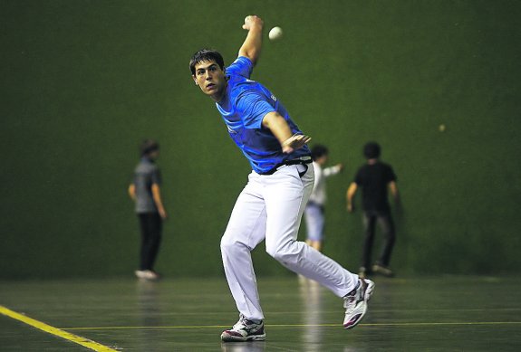 Aitor Irusta arma el brazo para golpear de derecha. 