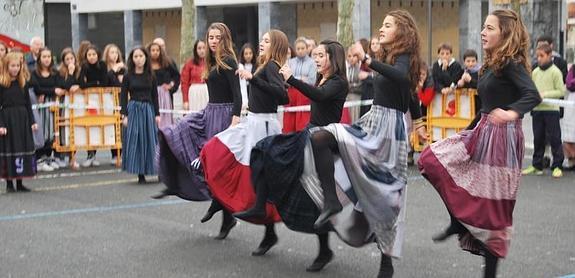 Hubo bailes y juegos en la Plaza del Rebote. 
