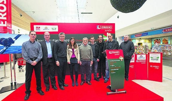 Oroz y Markaide, junto a los premiados. 