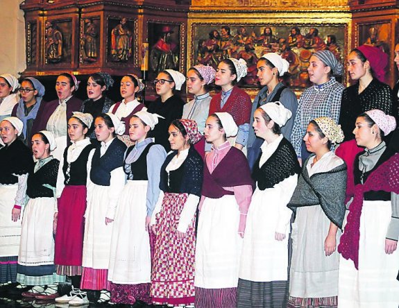 Siete coros cantaron temas navideños en la parroquia