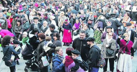 Asistencia. Numeroso público se congregó en Okendo plaza para festejar Santo Tomás. 