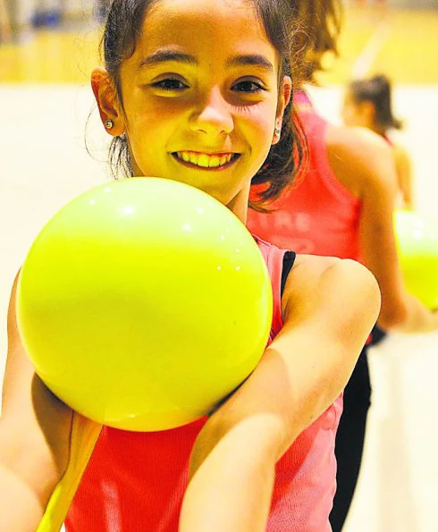 La tolosarra Joane Zugasti entrena con la pelota.