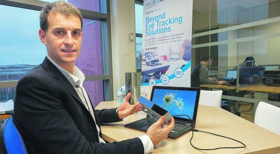 Eduardo Jáuregui muestra el dispositivo que 'lee' la mirada de una persona para mover el ratón del ordenador. 