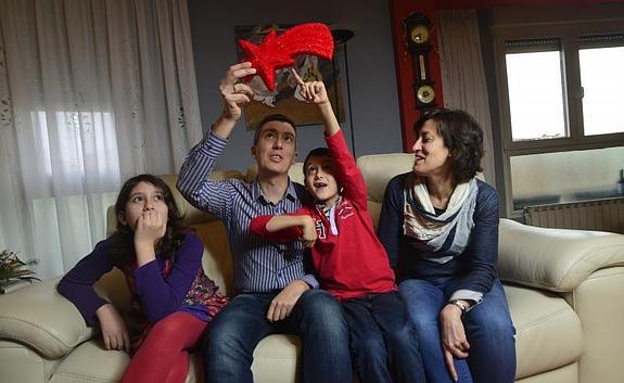 Ignacio Tanco posa junto a su familia en Urnieta. En la parte superior derecha, en las instalaciones de la ESA en Darmstadt.