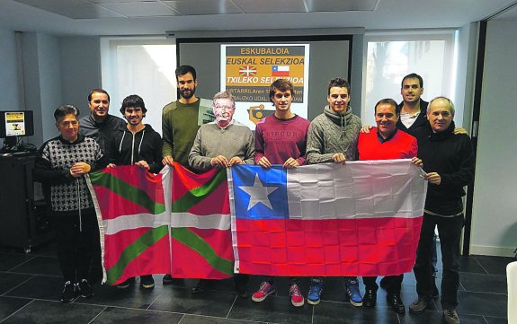 Partido internacional. Directivos de Zarautz y de la Federación Vasca, autoridades locales y cinco de los jugadores en la presentación de ayer, sujetando la ikurriña y la bandera de Chile.
