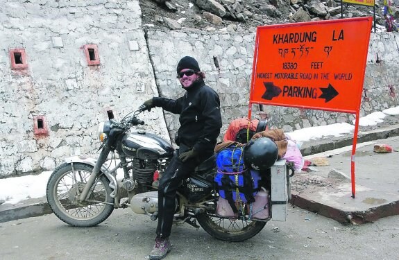 Recorrió más de 7.000 kilómetros en moto por Asia. En la imagen, a más de 5.000 metros en Cachemira.