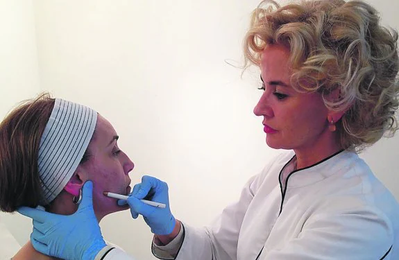 Cristina Arruabarrena en su clínica de medicina estética, en un tratamiento facial