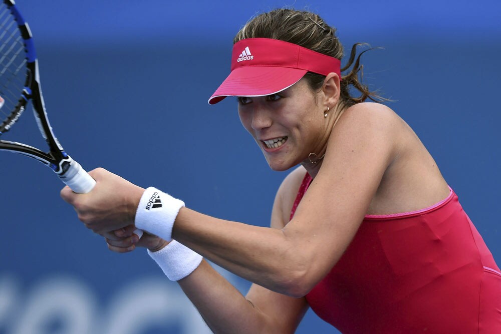 Garbiñe Muguruza golpea una bola en el choque ante Radwanska. 