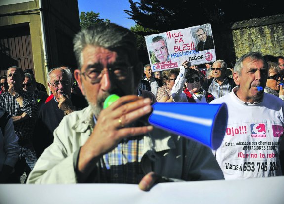 Afectados por las aportaciones financieras subordinadas de Eroski y Fagor en una manifestación en Elorrio frente a la sede de la firma.