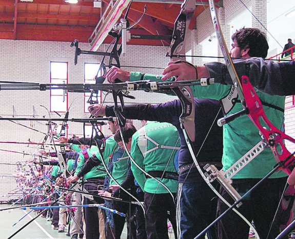 Las modalidades del campeonato de Euskadi eran de arco compuesto (foto izquierda) y arco recurvo (foto derecha). 