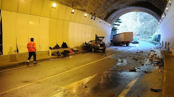 El vehículo en el que viajaban los jóvenes chocó contra un camión en el túnel de Arrajola en Eibar
