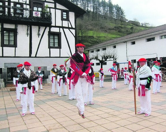 Otsolar dantza taldeko kideak udaletxe aurrean dantzan inauterietan. 