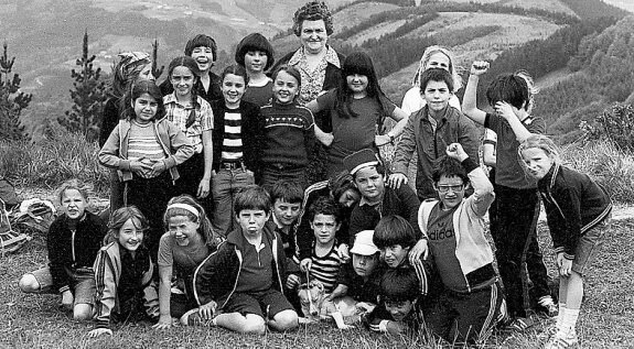 Isabel Olano, con un grupo de alumnos nacidos en 1972.