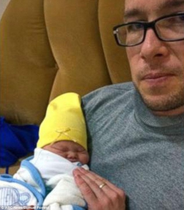 Samuel con su hijo Leo en brazos. 