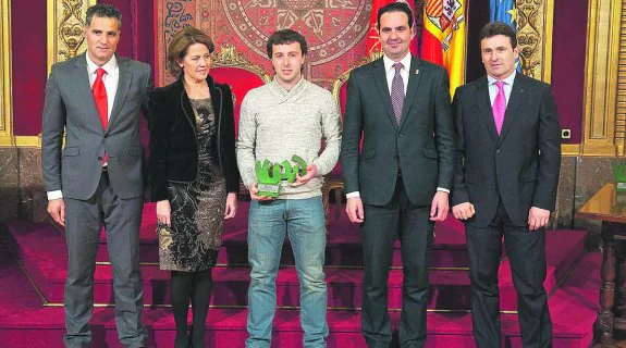 El presidente Joseba Legarra recogió el trofeo de mano de las autoridades.