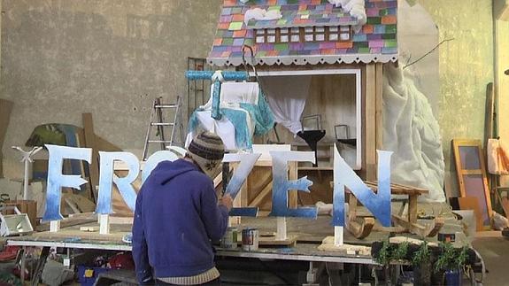 Las comparsas que desfilarán por Donostia ultimas sus carrozas