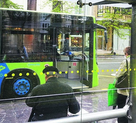 Un autobús se detiene en la parada del Boulevard. 