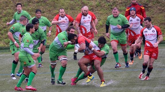 Un jugador del Ampo intenta zafarse de un placaje local.