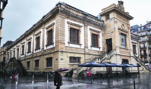 La entrada principal del edificio Pescadería se destinará al nuevo ambulatorio, que ocupará además el espacio de las escaleras mecánicas. 