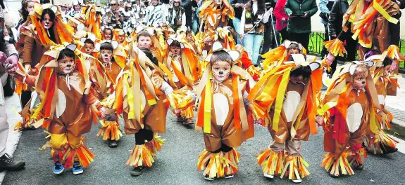 Abriendo el desfile. Los alumnos de tres años del colegio Karmengo Ama disfrazados de leones recorrieron todo Trintxerpe. 