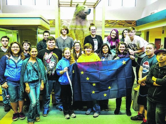 Compañeros. Haizea Sánchez y sus compañeros de estudios, a la sombra de un gran oso de Kodiak.
