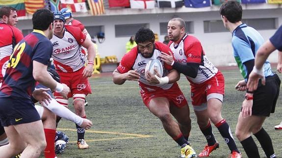 Muagututia, autor de dos ensayos, avanza con el oval y se dispone a percutir la defensa del Barcelona. 