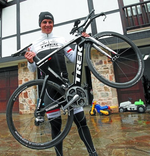 Markel Irizar, en su casa de Oñati tras regresar de Omán y Catar. 