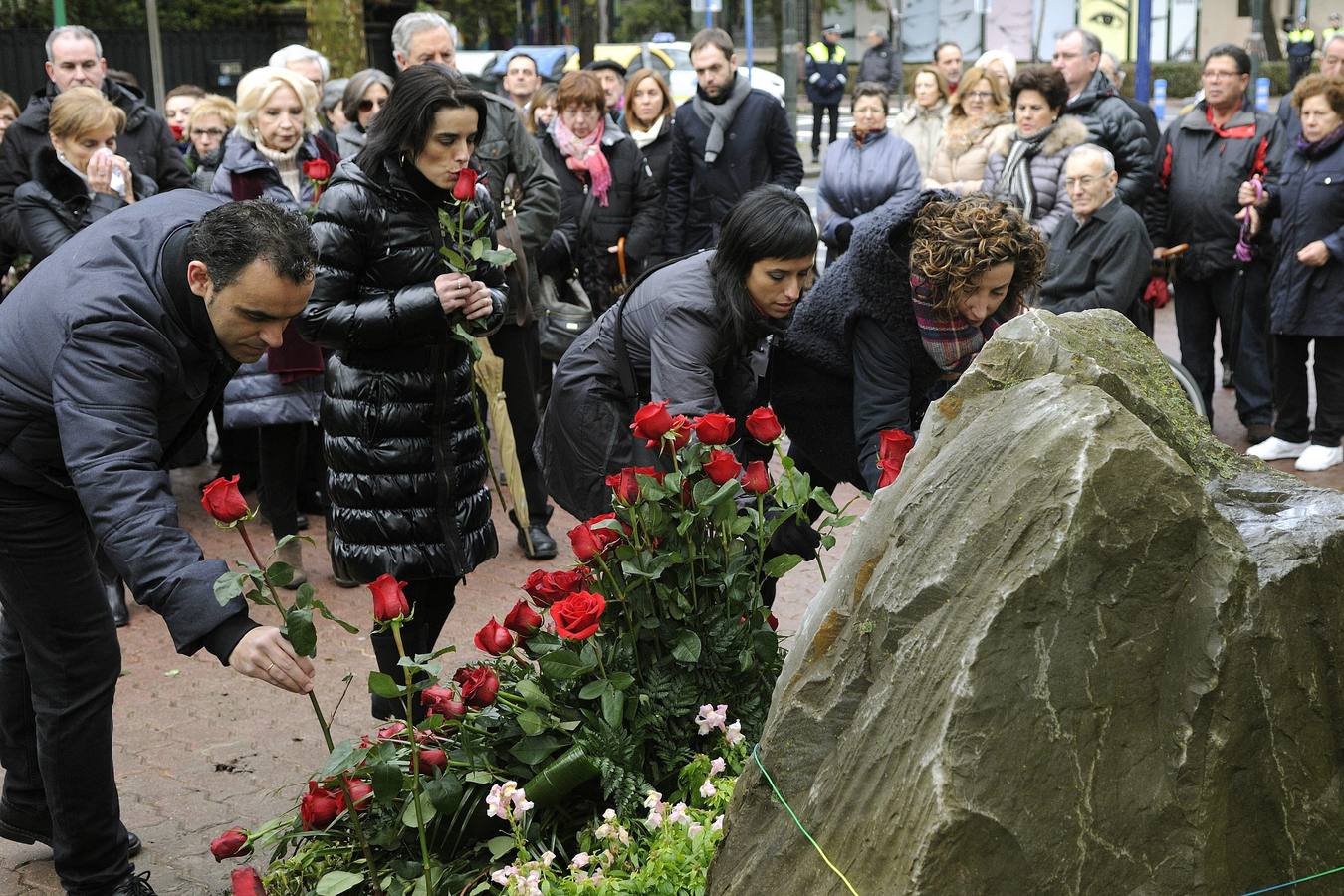 Familiares de Fernando Buesa y de Jorge Díez, su escolta, depositan flores en el mismo lugar en el que fueron asesinados por ETA, el 22 de febrero de 2000.