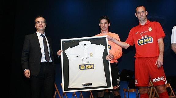 Fernández de Barrena, Jorge Vicente, Romo y MIkel Alonso, con la nueva equipación. 