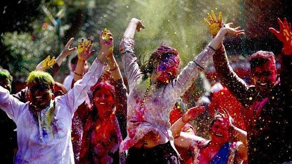 Millones de indios de todas las edades se enzarzan a lo largo de todo el país en batallas de agua y se embadurnan con polvos rojos, verdes, azules, rosas y amarillos. 