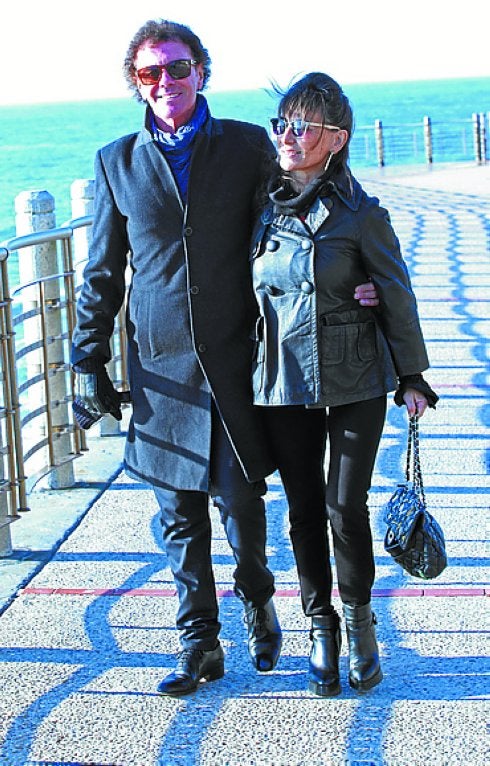 Paseando con su mujer.