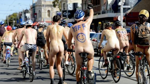 Desnudos sobre la bici para denunciar la vulnerabilidad de los ciclistas
