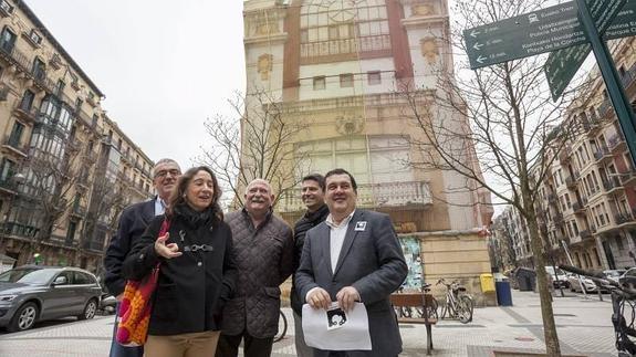Socialistas donostiarras ante el Bellas Artes
