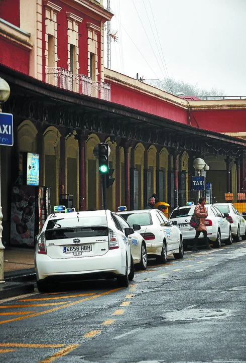 Parada de taxis de la Estación del Norte, un espacio que crecerá con la estación de autobuses.