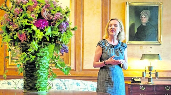 Laura Dowling contempla la decoración floral de una mesa en un despacho de la Casa Blanca. 