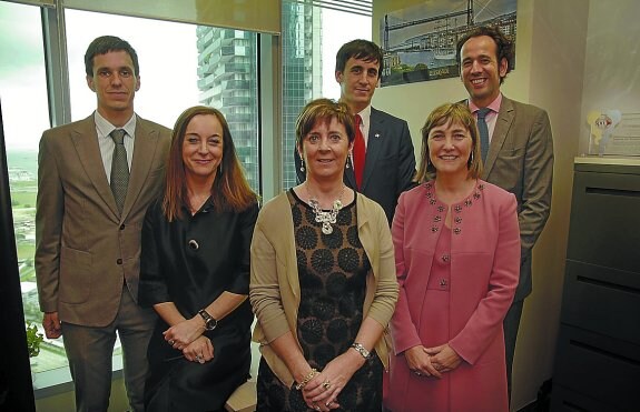 Tapia con el equipo de la delegación de la SPRI recién inaugurada en Singapur. 