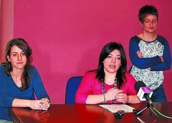 Ainhoa Esnaola, Nora Urbizu y Esti Amenabarro (Aritza Kultur Elkartea) presentaron la web. 