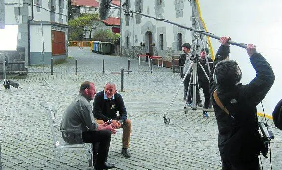 Iñaki Perurena y Carlos Sobera ayer en la plaza de Leitza durante la grabación del anuncio. 