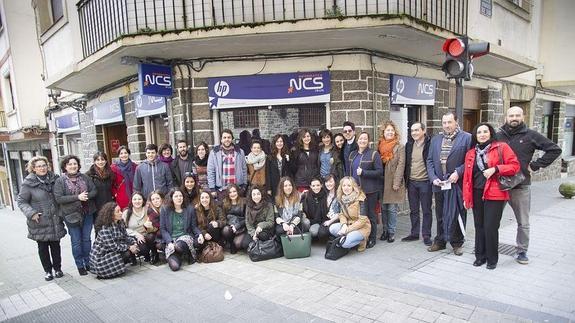 Alumnos de Kunsthal visten de primavera quince comercios de la ciudad