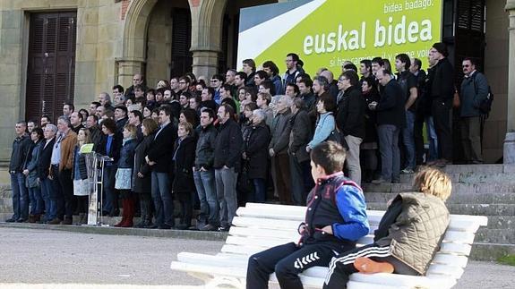 Integrantes de las coaliciones EH Bildu y EH Bai durante la presentación de una declaración política con motivo del Aberri Eguna 2015, hoy en el Palacio de Miramar de San Sebastián. 