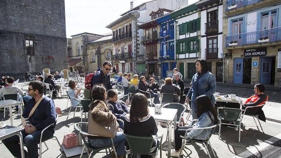 Guipuzcoanos y visitantes disfrutan del buen tiempo 